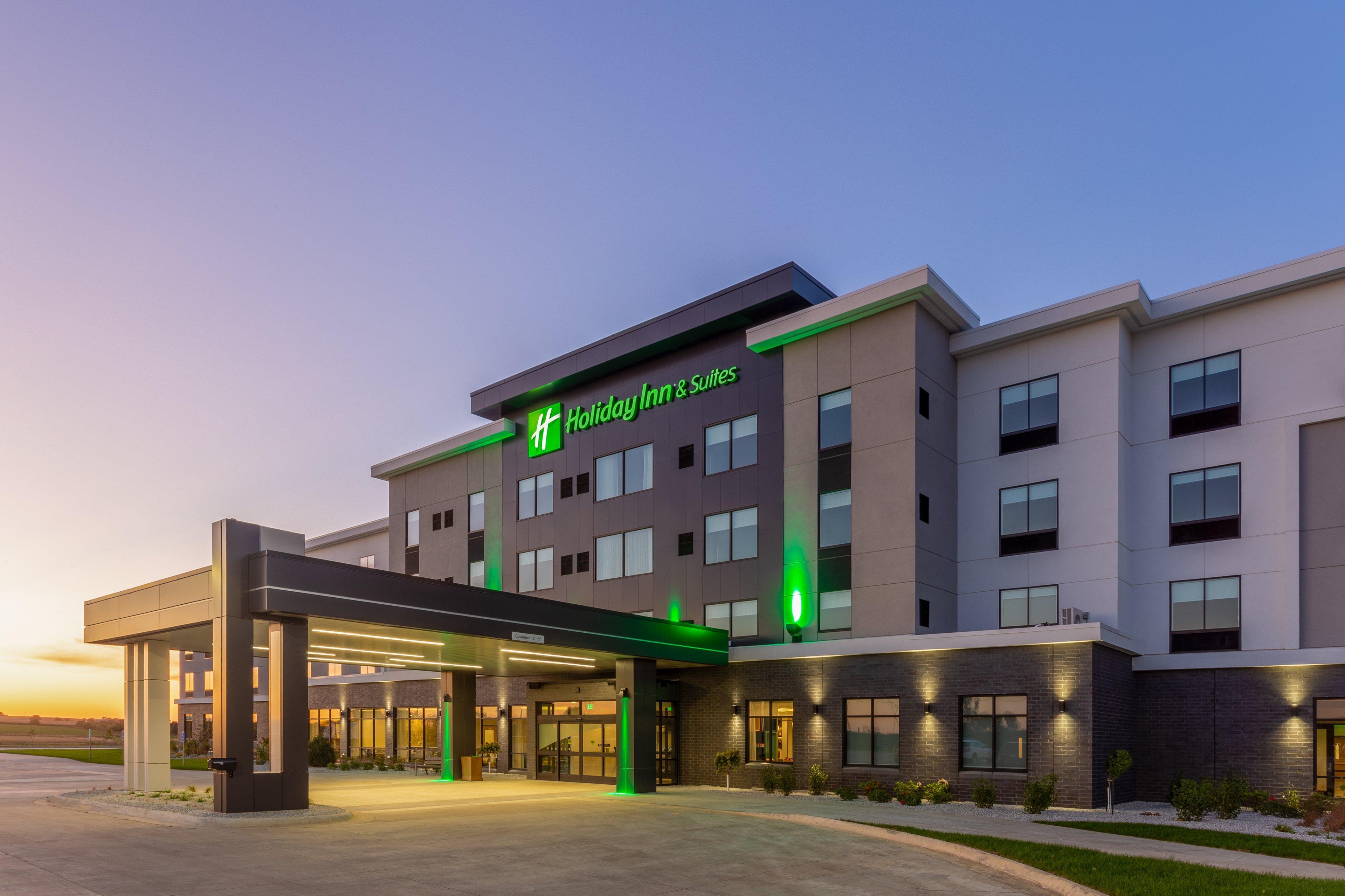 Holiday Inn & Suites Cedar Falls-Waterloo Event Ctr By Ihg Exterior photo