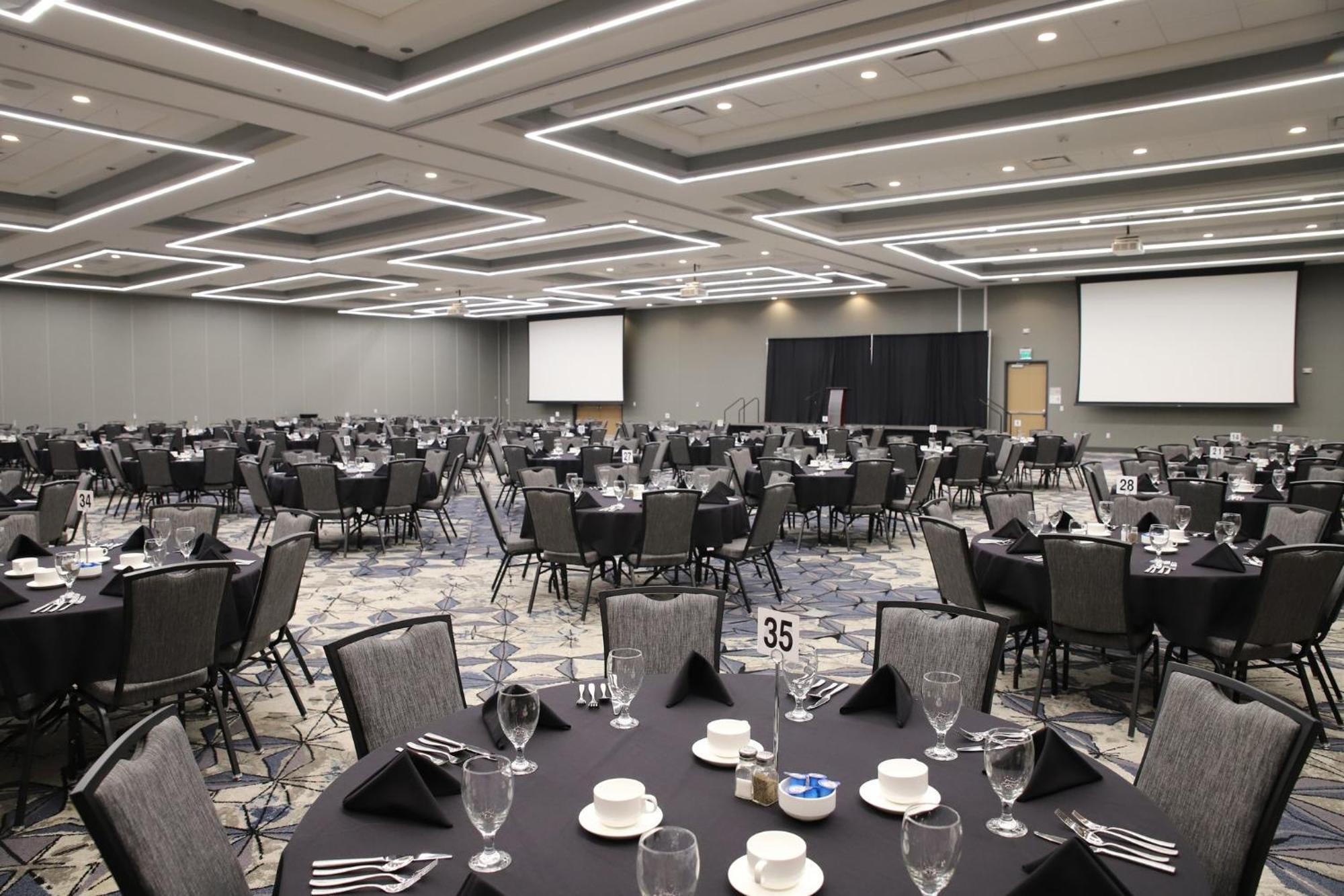 Holiday Inn & Suites Cedar Falls-Waterloo Event Ctr By Ihg Exterior photo