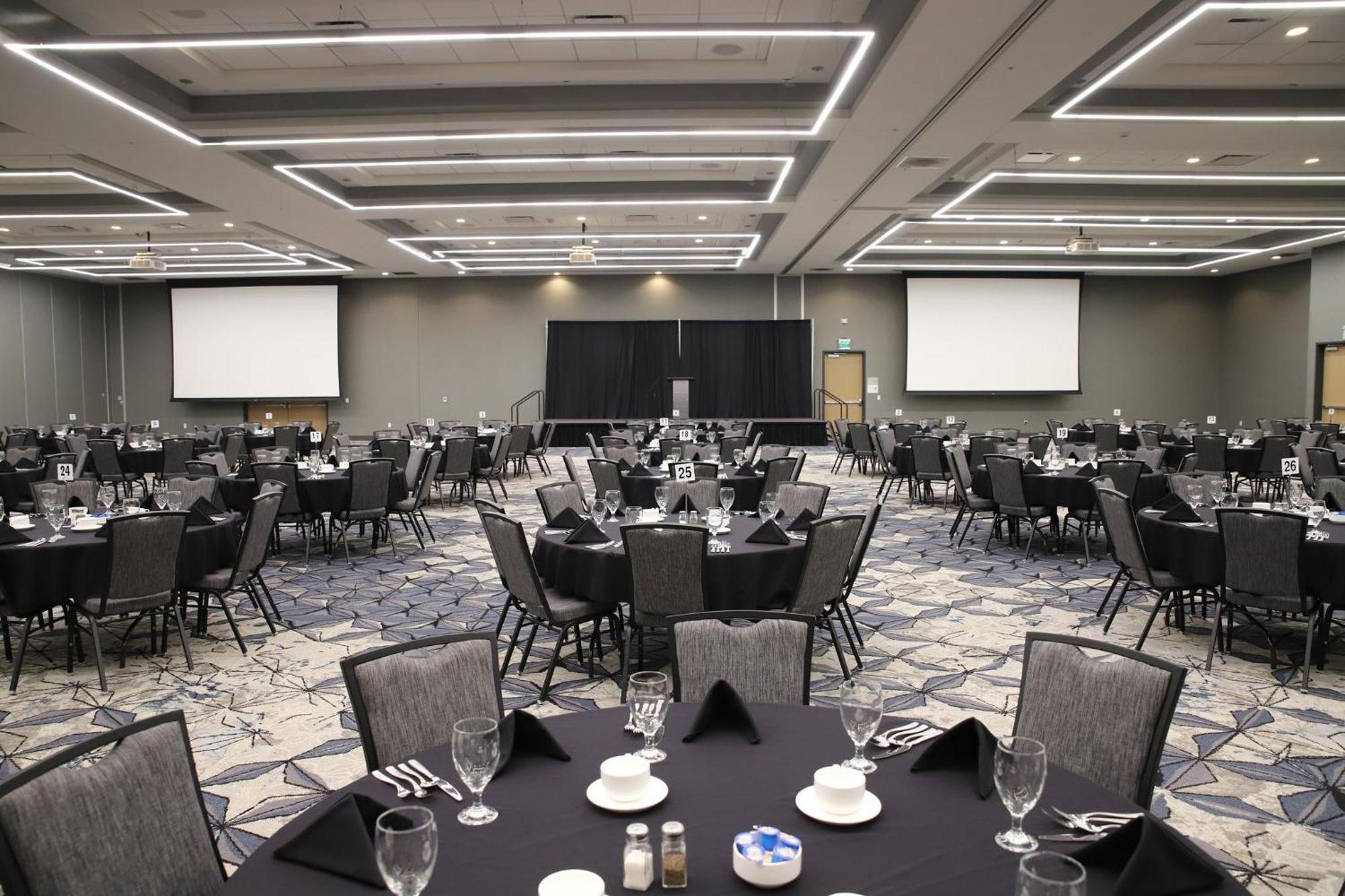 Holiday Inn & Suites Cedar Falls-Waterloo Event Ctr By Ihg Exterior photo