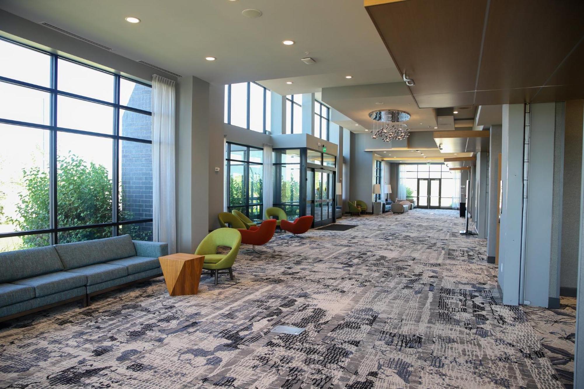 Holiday Inn & Suites Cedar Falls-Waterloo Event Ctr By Ihg Exterior photo