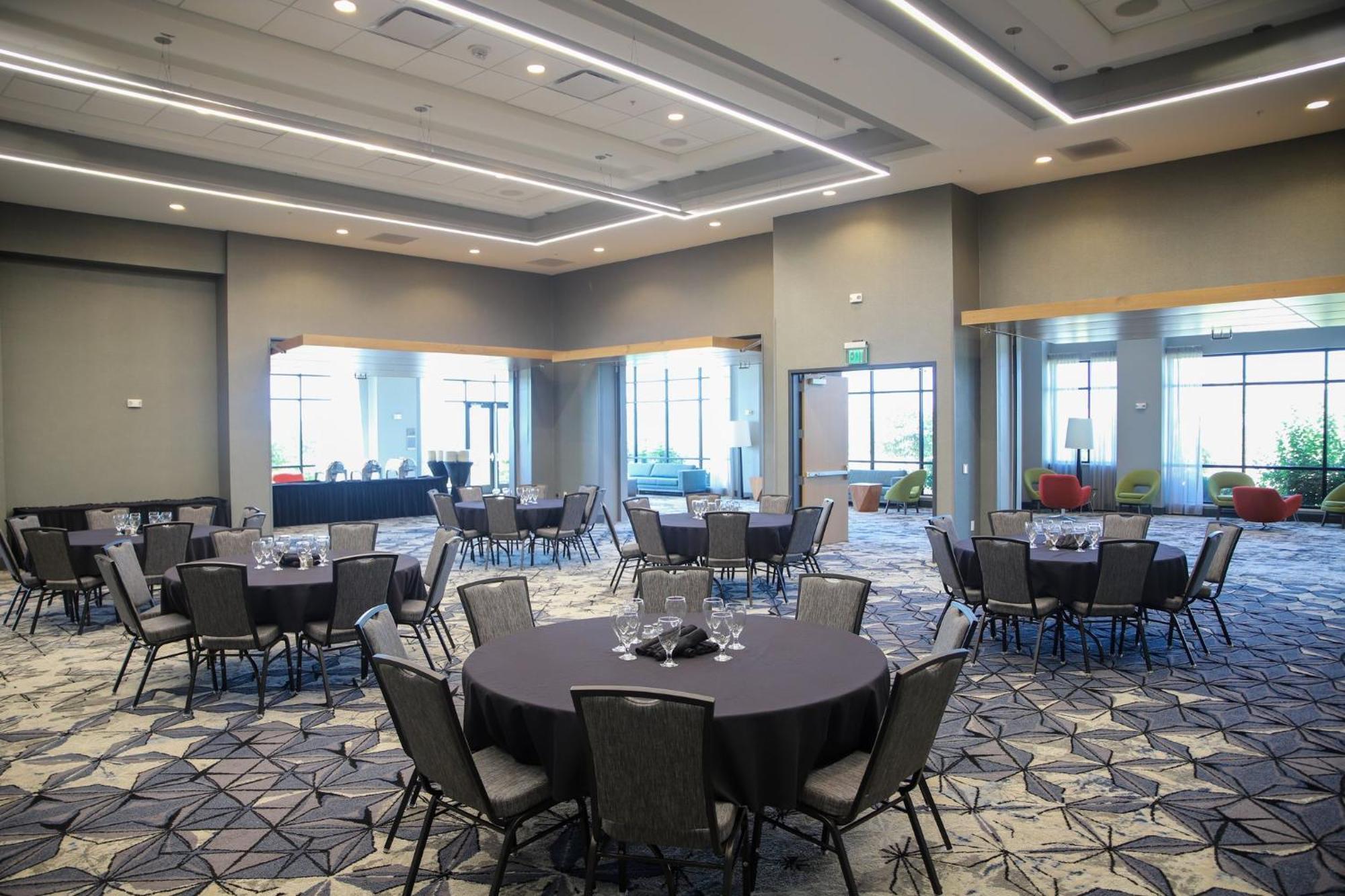 Holiday Inn & Suites Cedar Falls-Waterloo Event Ctr By Ihg Exterior photo